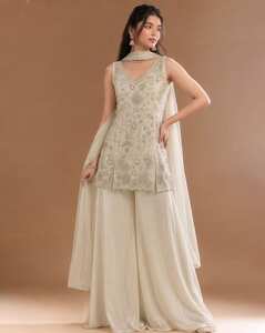 Varanga & Fashor Min 65% Off | AJIO Flash Sale